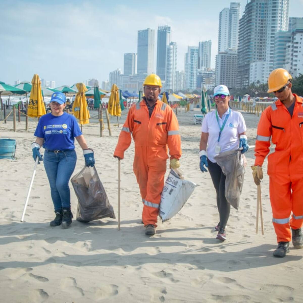 Aguas de Cartagena realizó limpieza en playas de Bocagrande