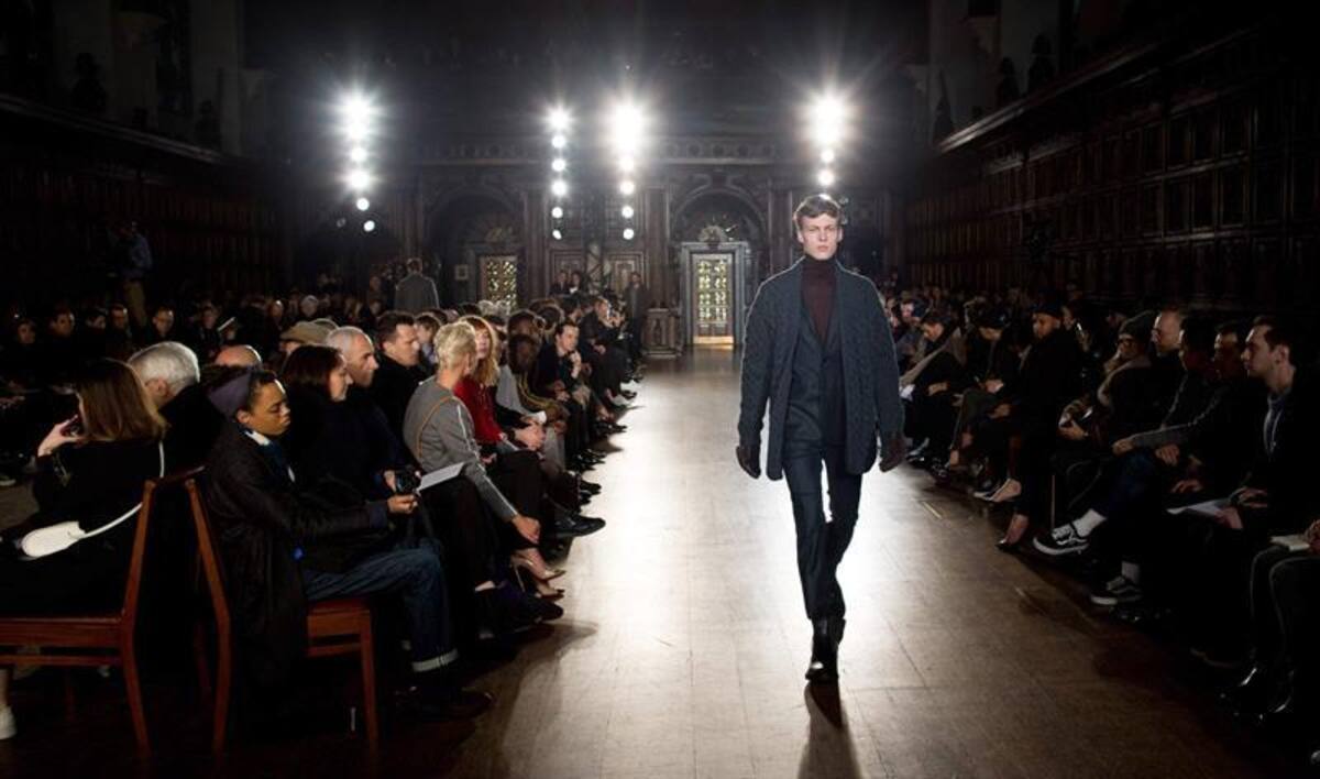 Una serie de modelos presentan la colección de otoño, invierno 2015 en la semana de la moda masculina en Londres, Inglaterra, que se realizará hasta el próximo 12 de enero.