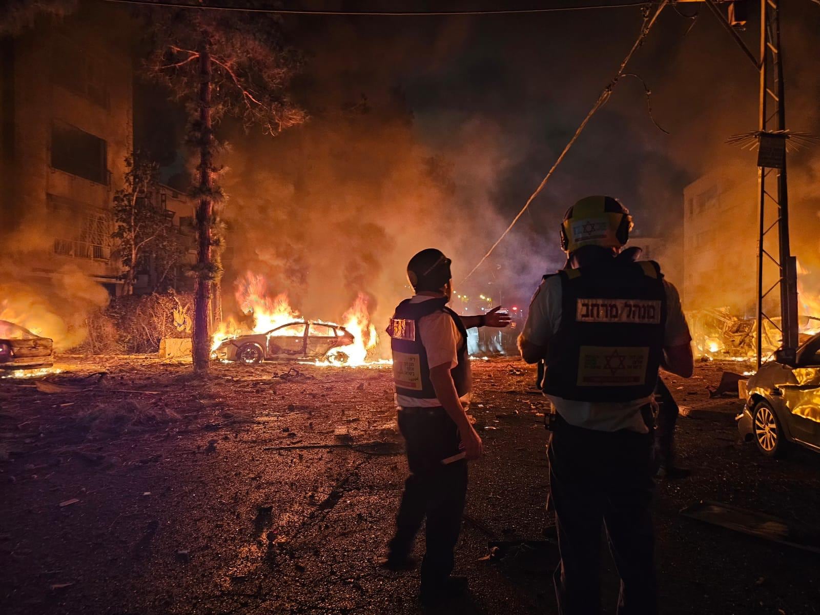HAIFA (ISRAEL), 15/06/2025.- Vista de la zona donde ha impactado un misil este domingo, en la ciudad de Haifa, en el norte de Israel. EFE/ Servicio de Emergencias Israelí