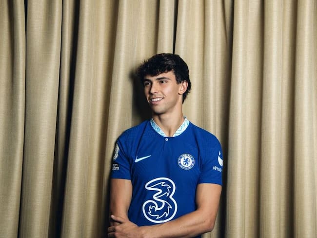 Joao Felix posa con la camiseta del Chelsea / chelseafc.com