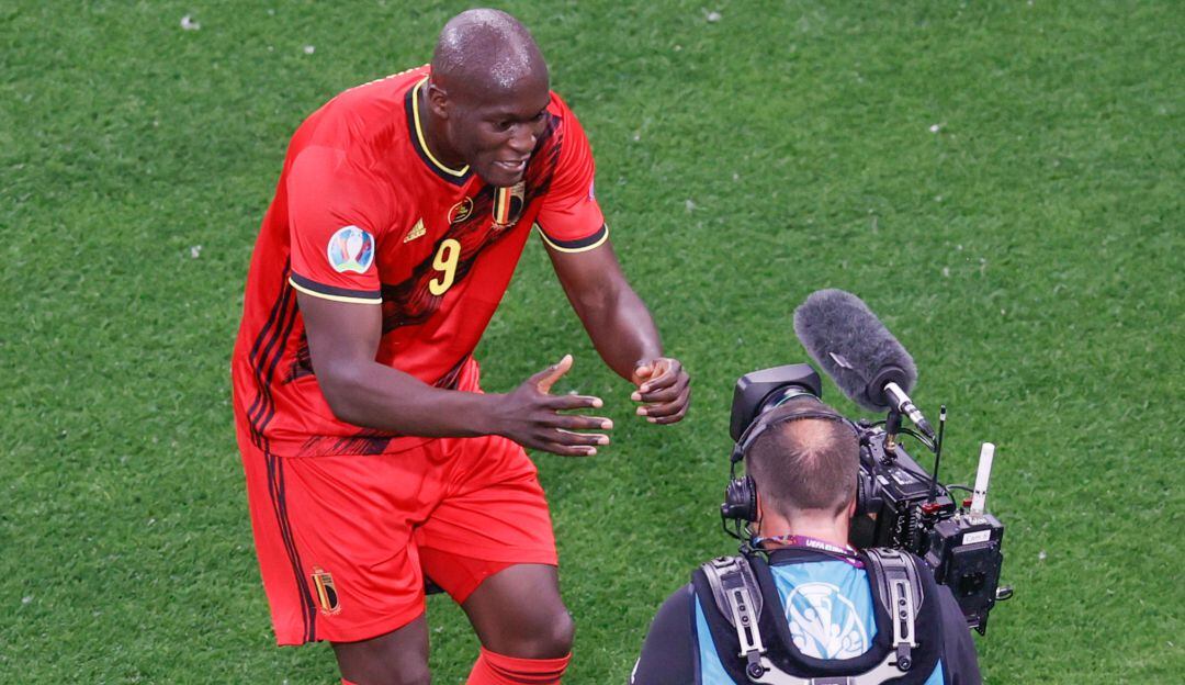 Romelu Lukaku saluda a Christian Eriksen tras su primer gol marcado.