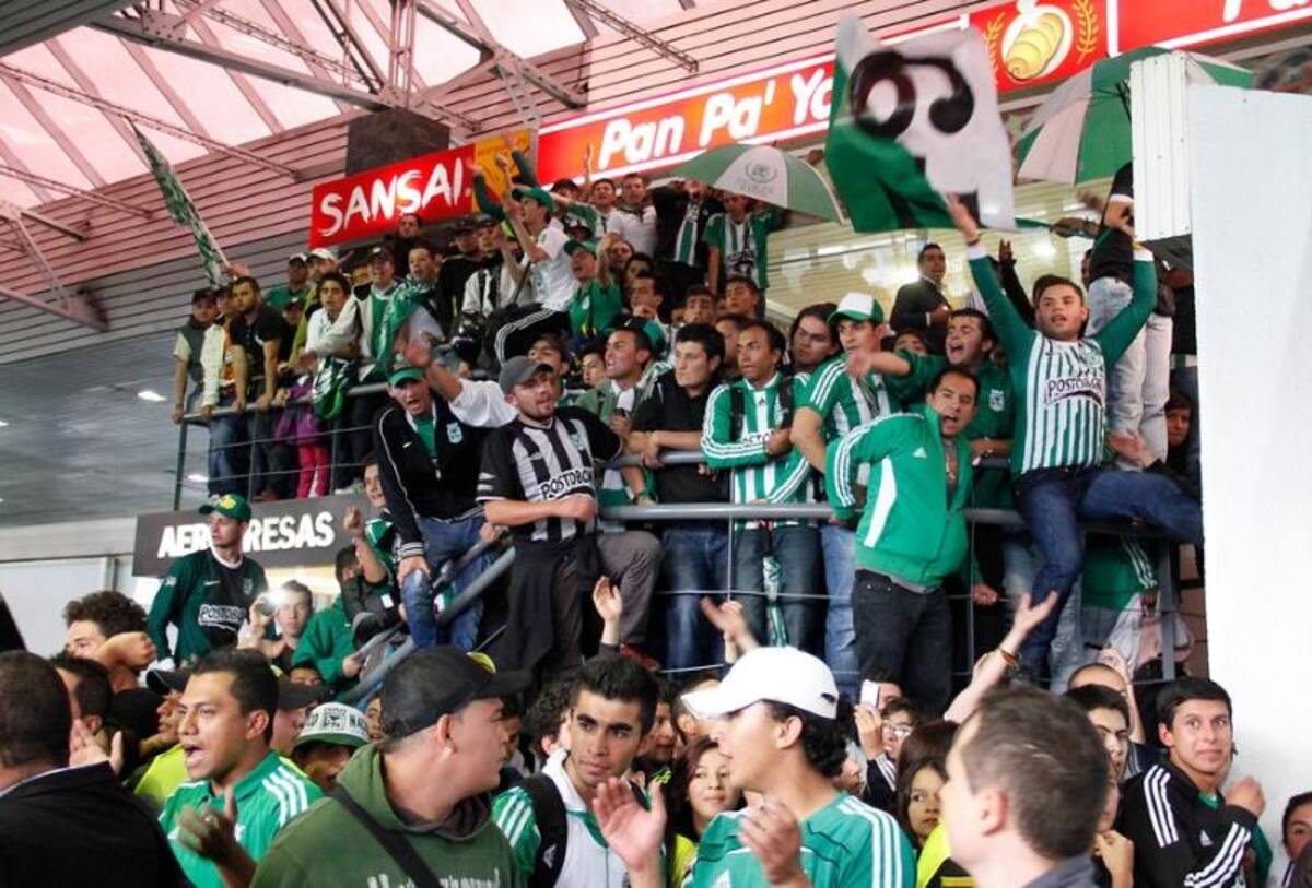 Atlético Nacional tiene apoyo masivo de los hinchas de Nacional en Bogotá y a pesar de que no pueden estar en El Campín, sí acompañan al equipo en la disputa de su duodécima estrella.