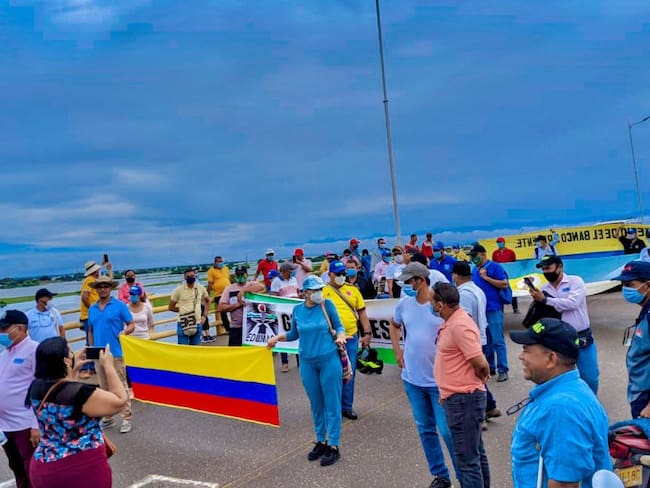Docentes y padres de familias bloquean vías del Magdalena