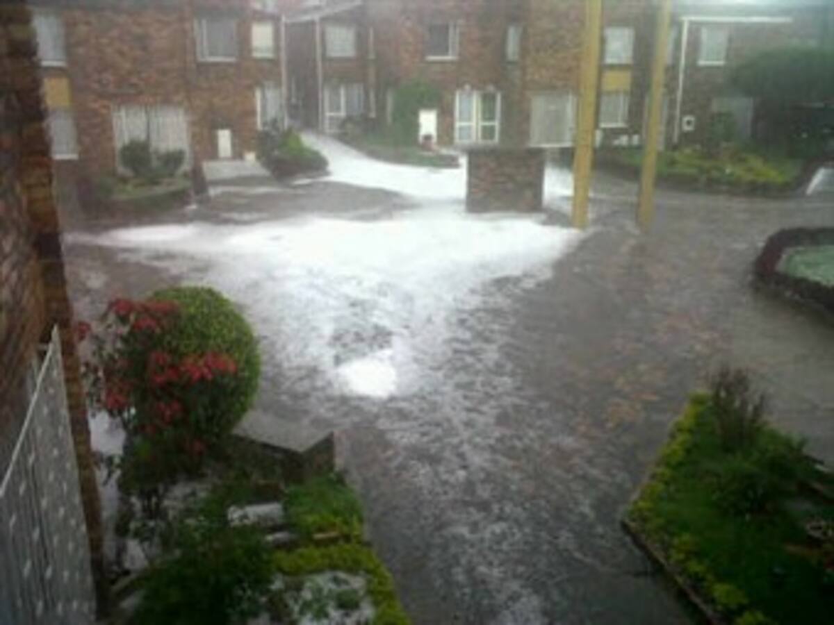 Una persona herida y graves inundaciones por granizada en el norte de Bogotá