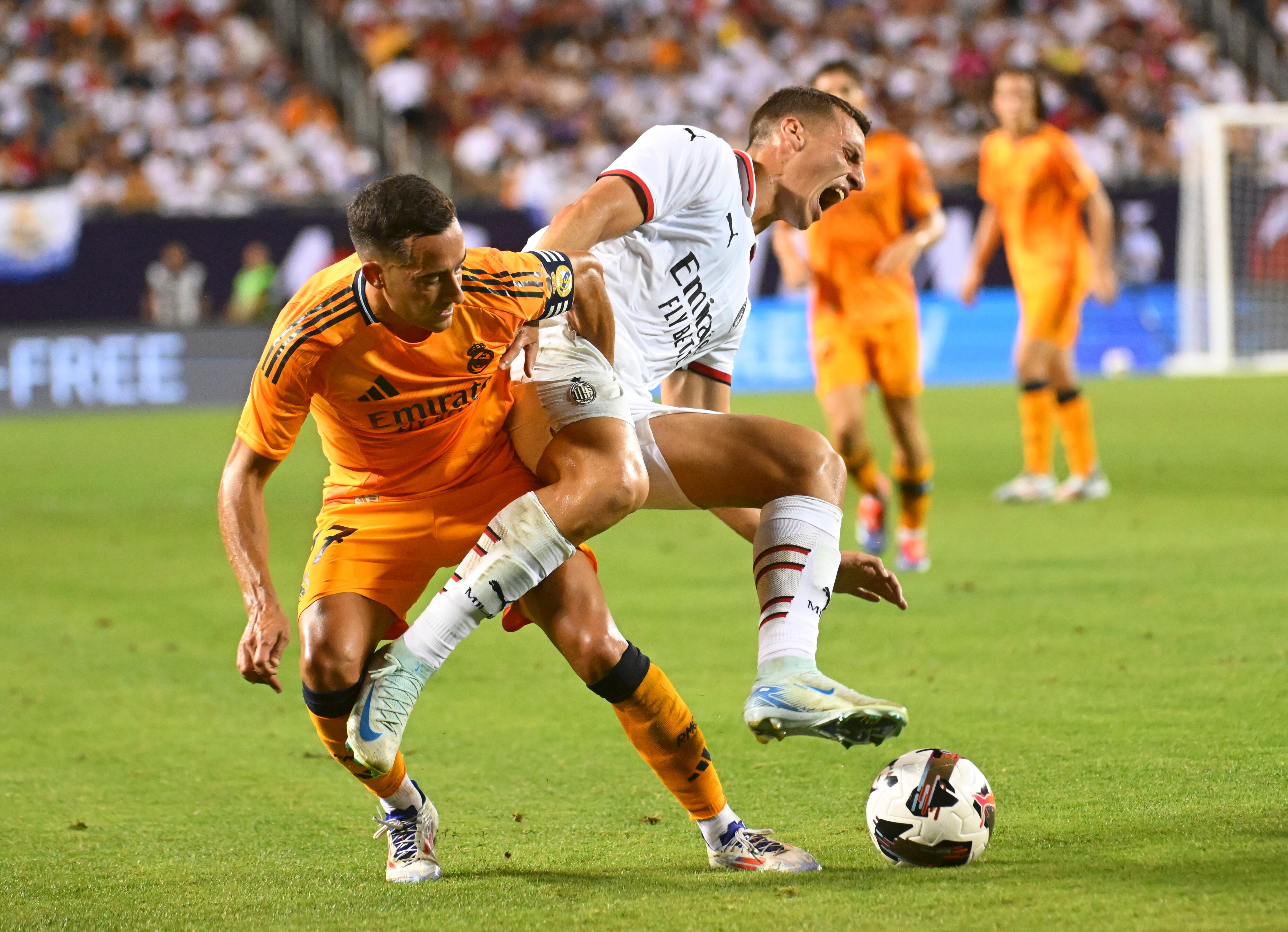 AME7015. CHICAGO (ESTADOS UNIDOS), 31/07/2024.- Lucas Vázquez (i) de Real Madrid disputa un balón con Alessandro Florenzi de Milan este miércoles, durante un apartido amistoso entre Real Madrid y AC Milan, en el estadio Soldier Field de Chicago (EEUU). EFE/ Nuccio Dinuzzo