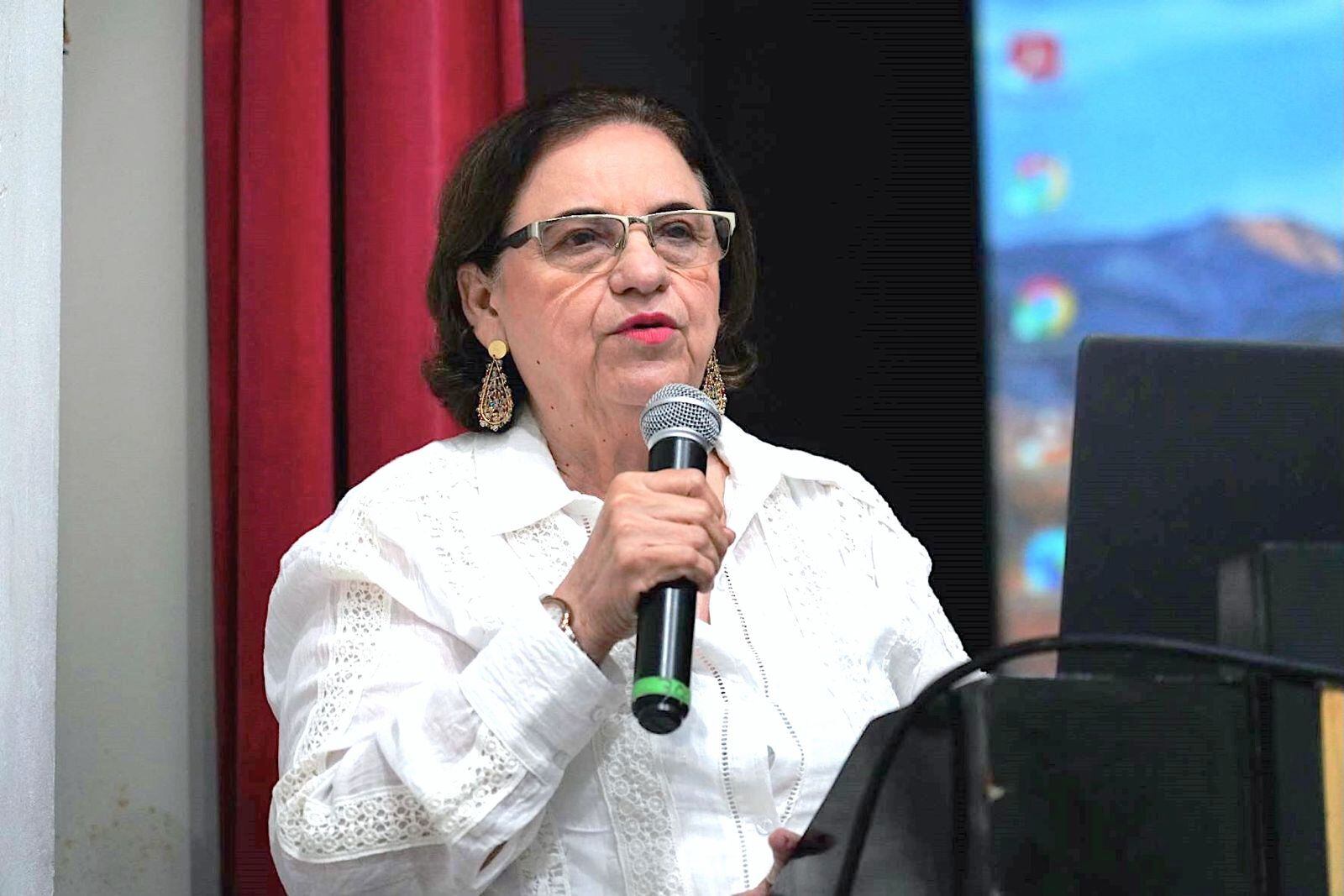 Vicerretora Académica de Unibac, Estela Barreto, recibe homenaje nacional