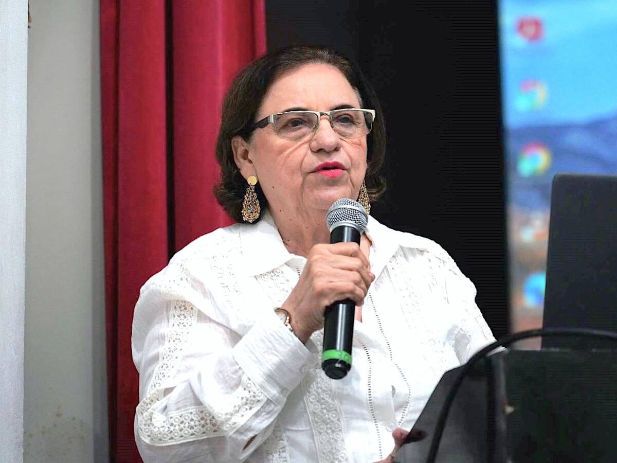 Vicerretora Académica de Unibac, Estela Barreto, recibe homenaje nacional