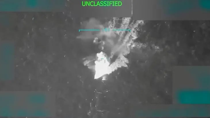 Ataque contra una lancha que transportaba drogas. Foto: Captura de video