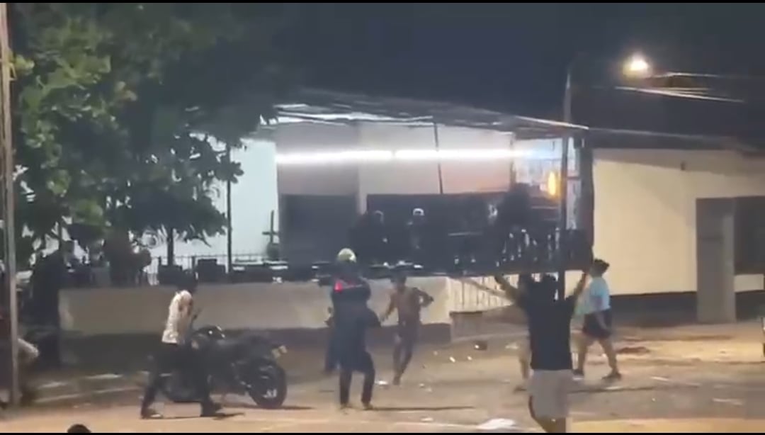 Altercado entre el grupo de ciudadanos extranjeros con la comunidad y la policía en La Felisa, Caldas. Foto: pantallazo de video suministrado.