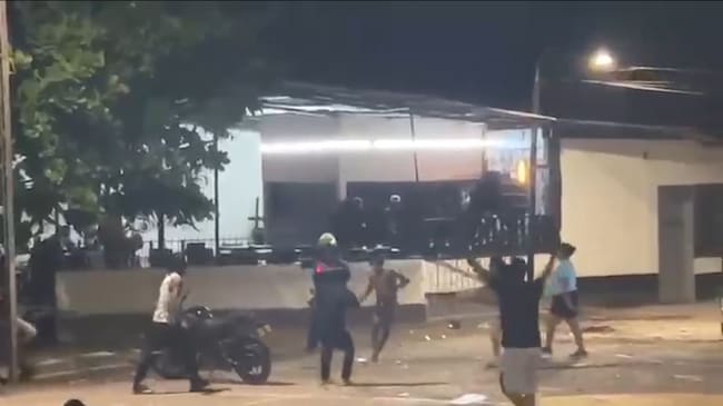 Altercado entre el grupo de ciudadanos extranjeros con la comunidad y la policía en La Felisa, Caldas. Foto: pantallazo de video suministrado.