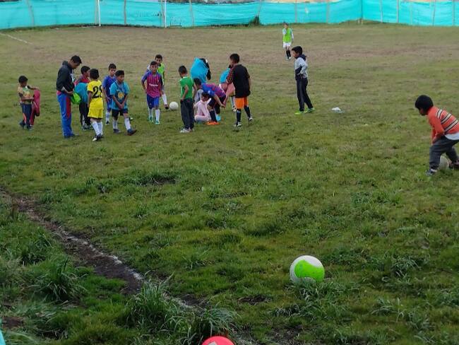 Soluciones W: SPORTIK dona implementos deportivos para niños de zona rural en Nariño