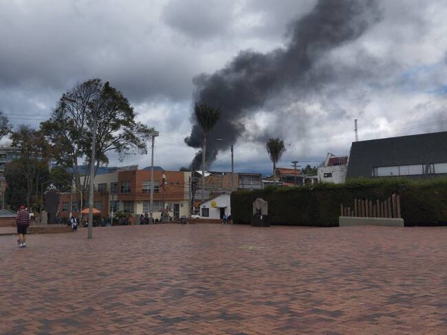 Una persona quedó atrapada en un incendio en Bogotá: Bomberos atienden la emergencia