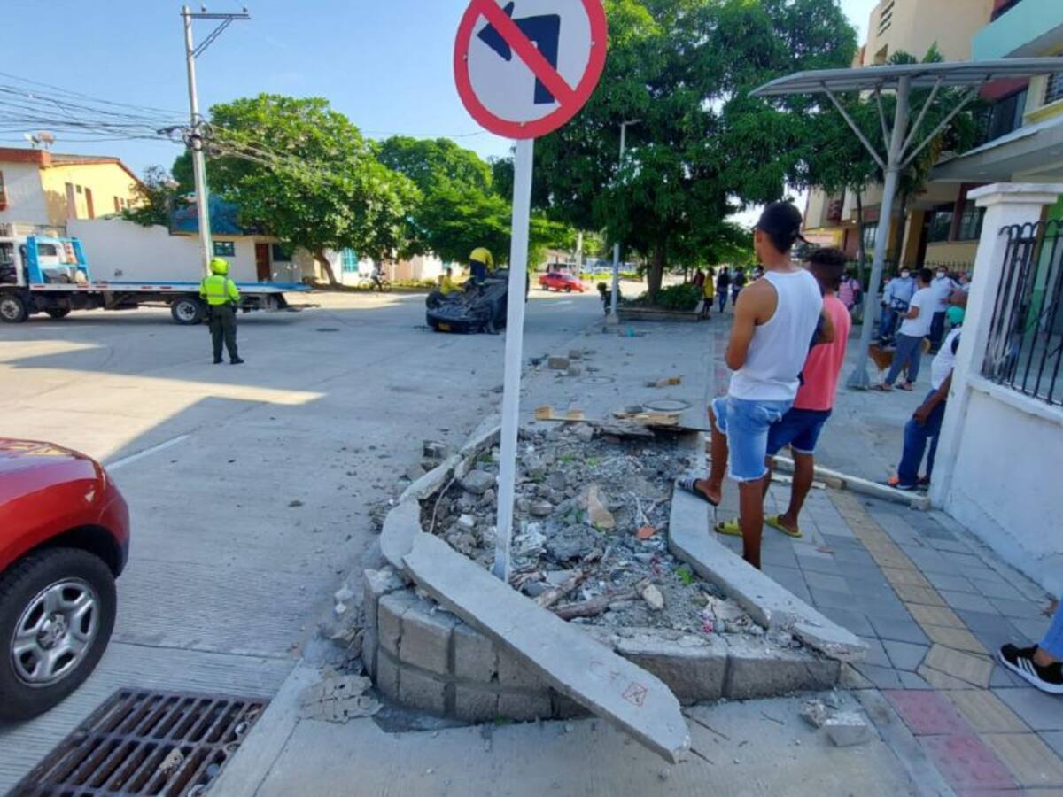 Un lesionado tras volcamiento de un carro al norte de Barranquilla