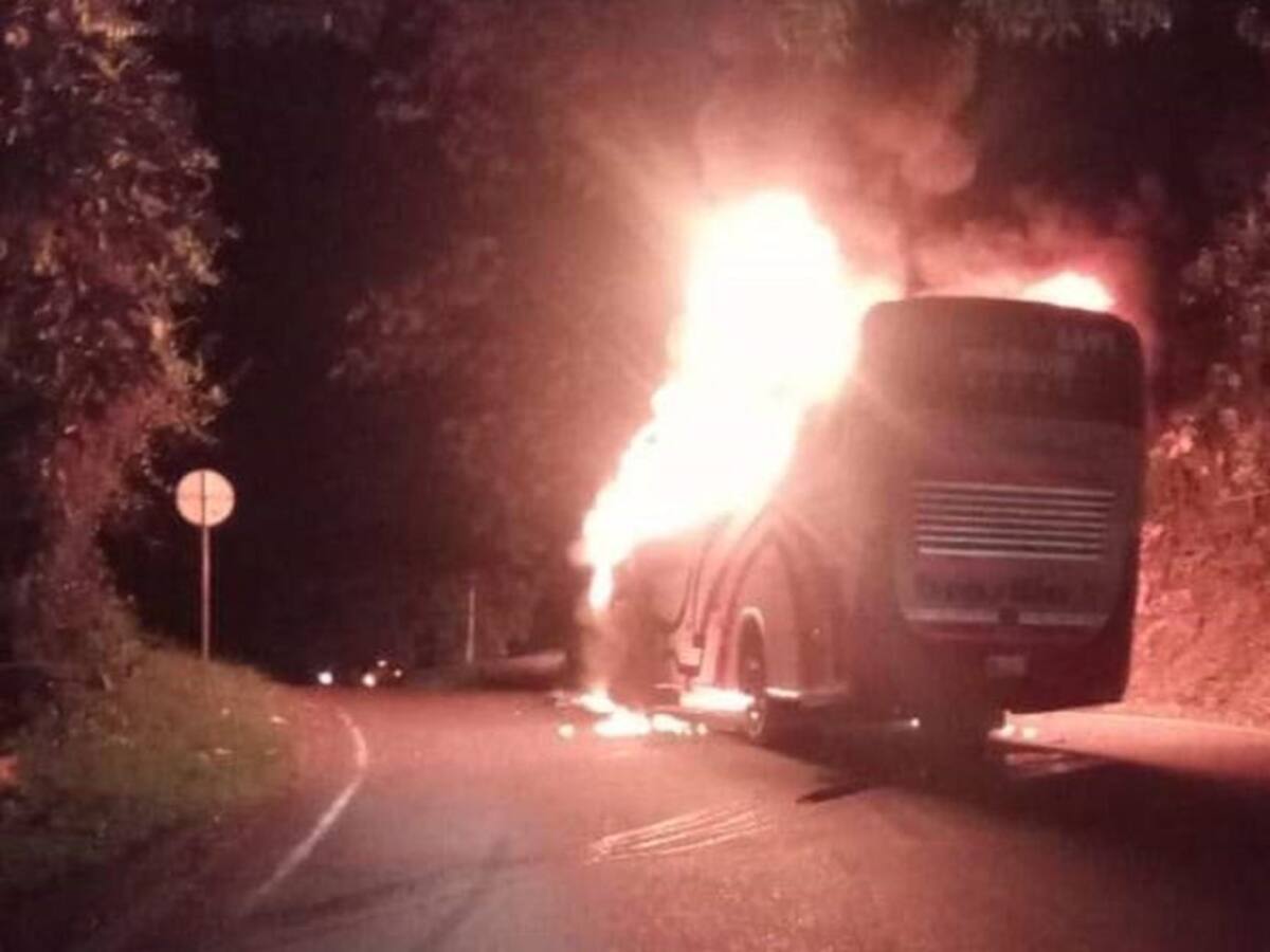 Ocho vehículos fueron incinerados en una vía de Antioquia