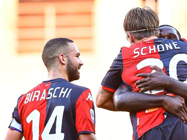 Cristian Zapata en medio de la celebración del gol de Lasse Schone.