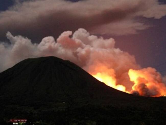 El volcán indonesio Lokon entra en erupción dos veces en media hora