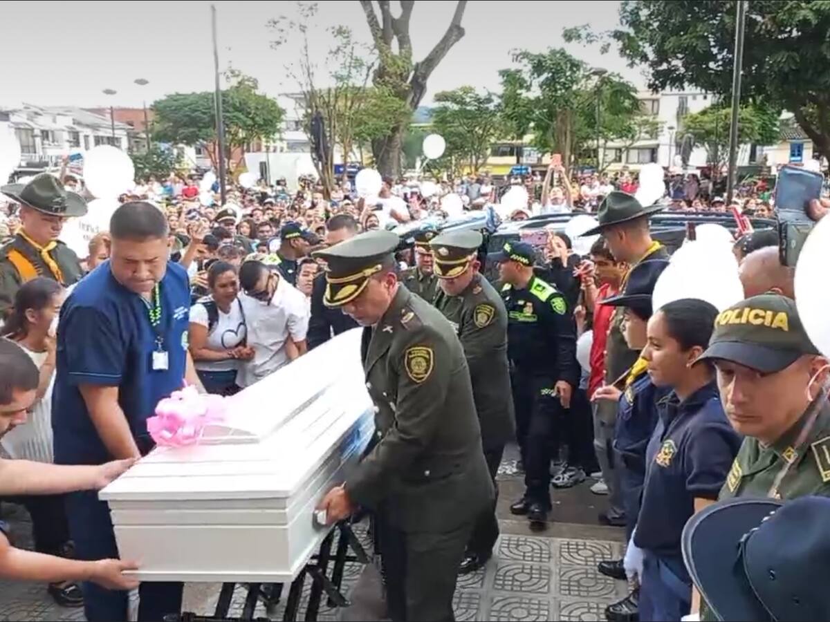 Entierro de Danna Sofía terminó en estampida que dejó a un adulto mayor muerto