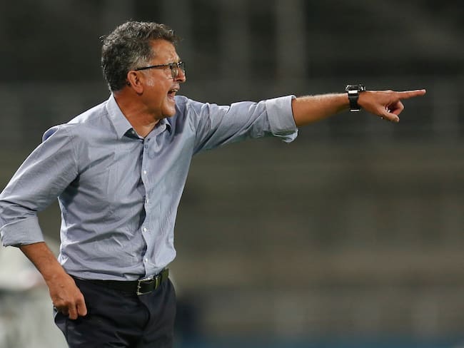 CALI, COLOMBIA - JULY 13: Juan Carlos Osorio head coach of America de Cali gives instructions during a round of sixteen match between America and Athletico Paranaense as part of Copa CONMEBOL Sudamericana 2021 at Estadio Hernán Ramírez Villegas on July 13, 2021 in Cali, Colombia. (Photo by Ernesto Guzman - Pool/Getty Images)