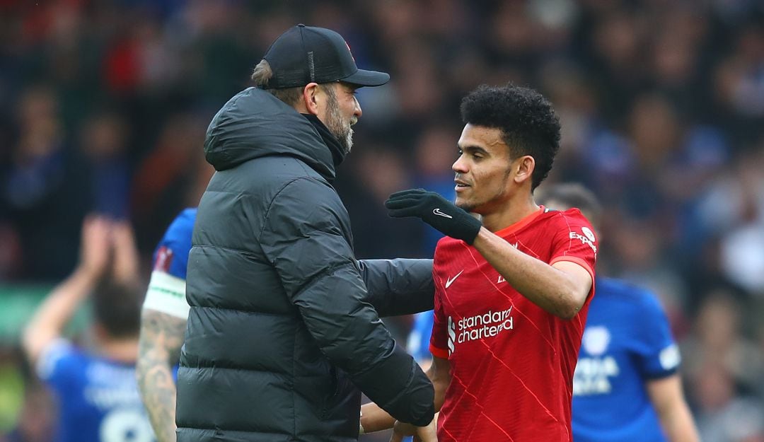 Luis Díaz se abraza con Jürgen Klopp al final de una de las presentaciones en Premier League.
