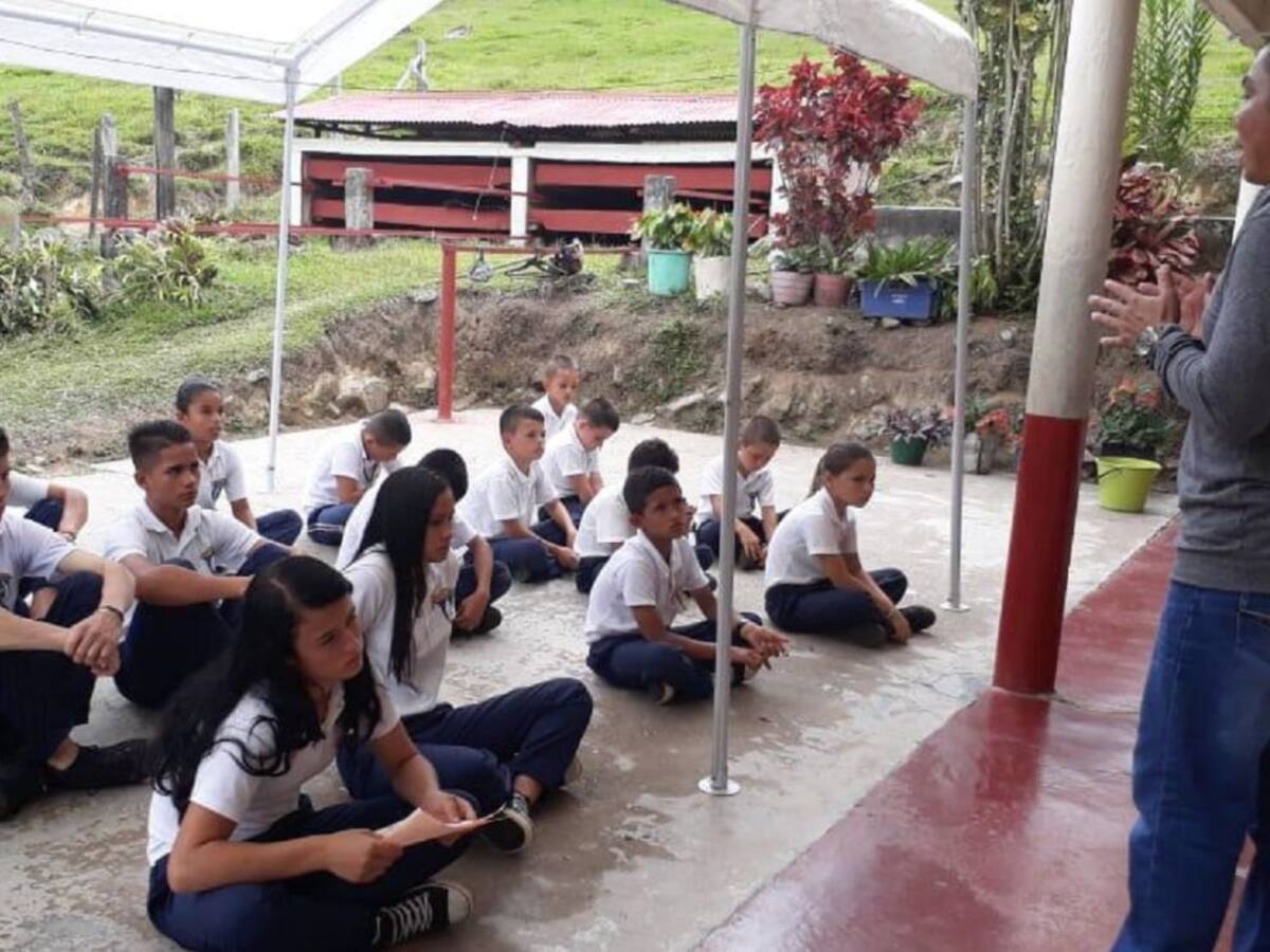 Hace 8 meses una avalancha los dejó sin escuela y hoy estudian en una carpa