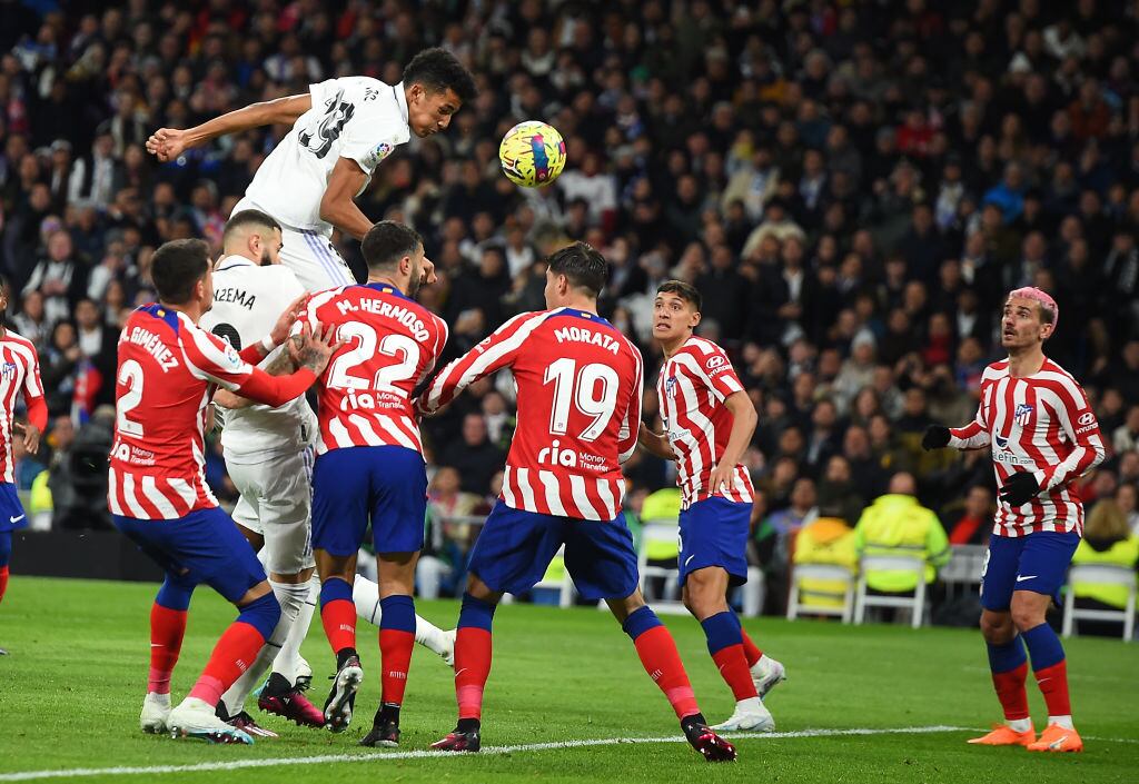Álvaro Rodriguez del Real Madrid marca el empate para el Real Madrid en el derbi ante el Atlético en el Santiago Bernabéu (Photo by Denis Doyle/Getty Images)