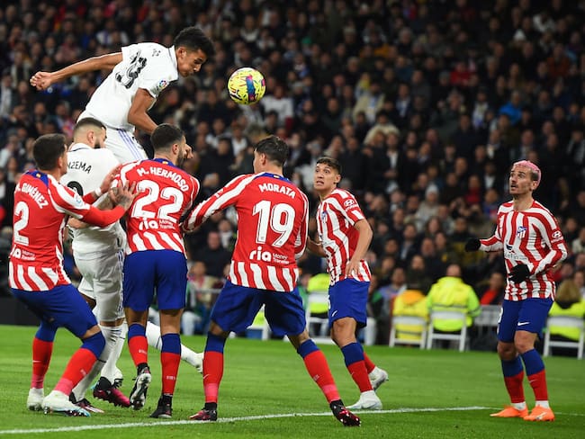 Álvaro Rodriguez del Real Madrid marca el empate para el Real Madrid en el derbi ante el Atlético en el Santiago Bernabéu (Photo by Denis Doyle/Getty Images)