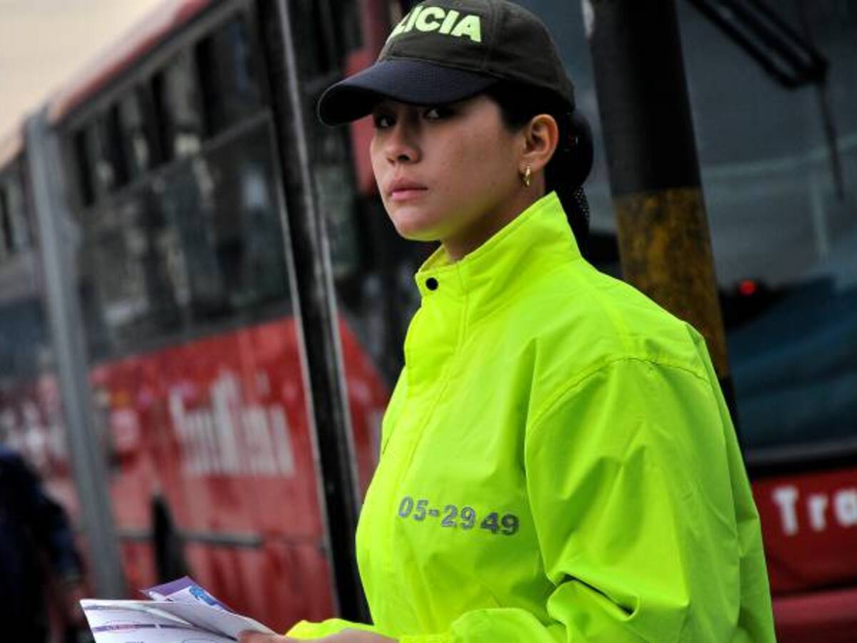 Con policía controlarán vendedores ambulantes y colados en Transmilenio