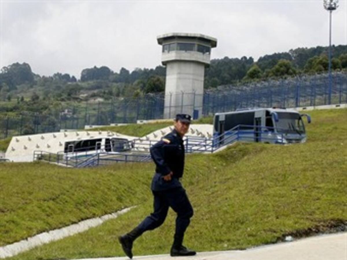 Santos ordena destituir director de cárcel El Pedregal por fuga de Urabeños