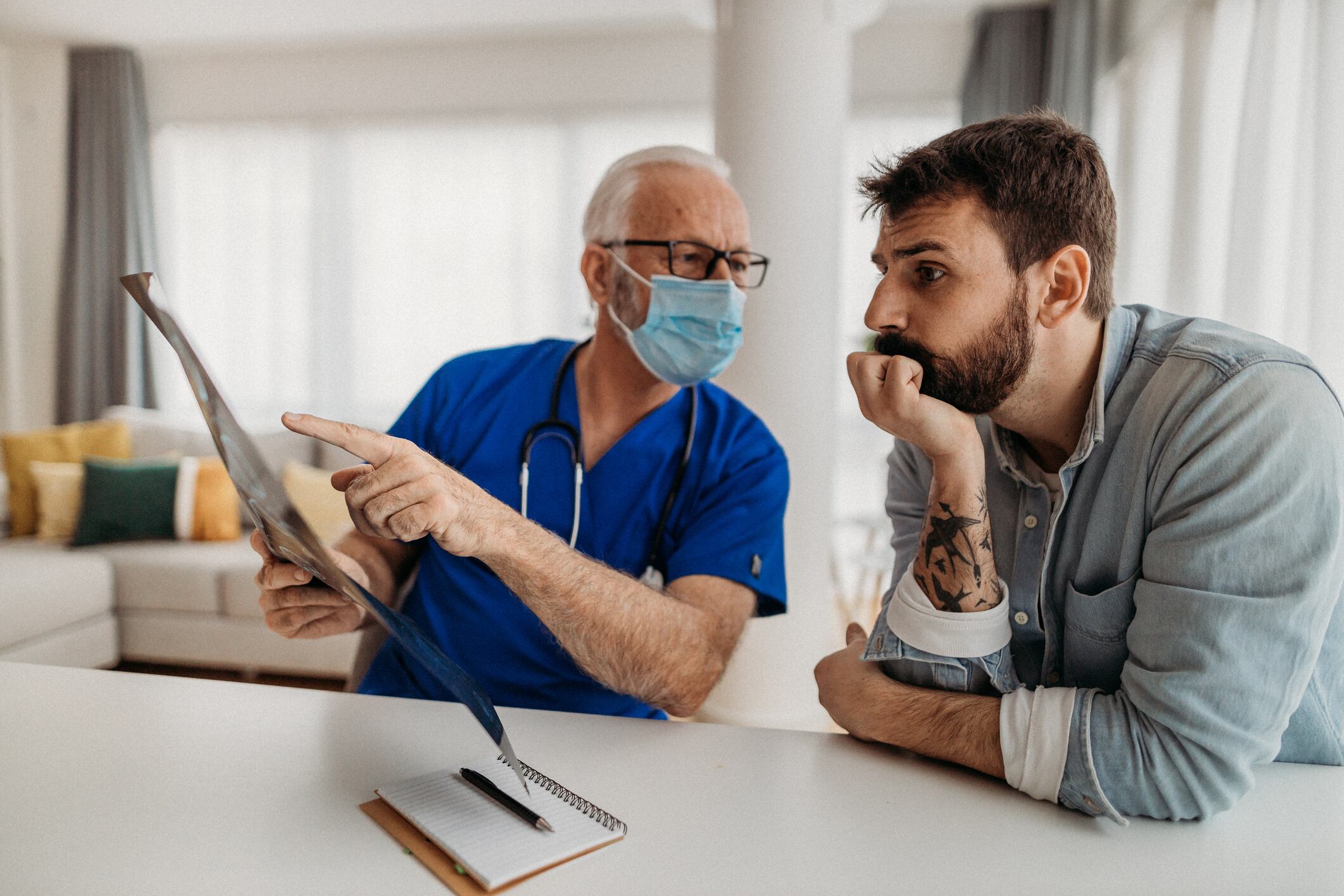 Hombre escuchando a profesional de la salud (Getty Images)