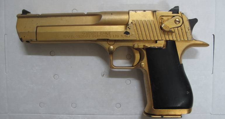 Esta pistola fue entregada a la Fiscalía por el exjefe paramilitar de las Autodefensas del Magdalena Medio, Ramón Isaza.