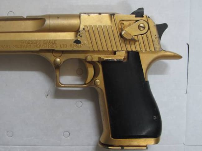 Esta pistola  fue entregada a la Fiscalía por el exjefe paramilitar de las Autodefensas del Magdalena Medio, Ramón Isaza.