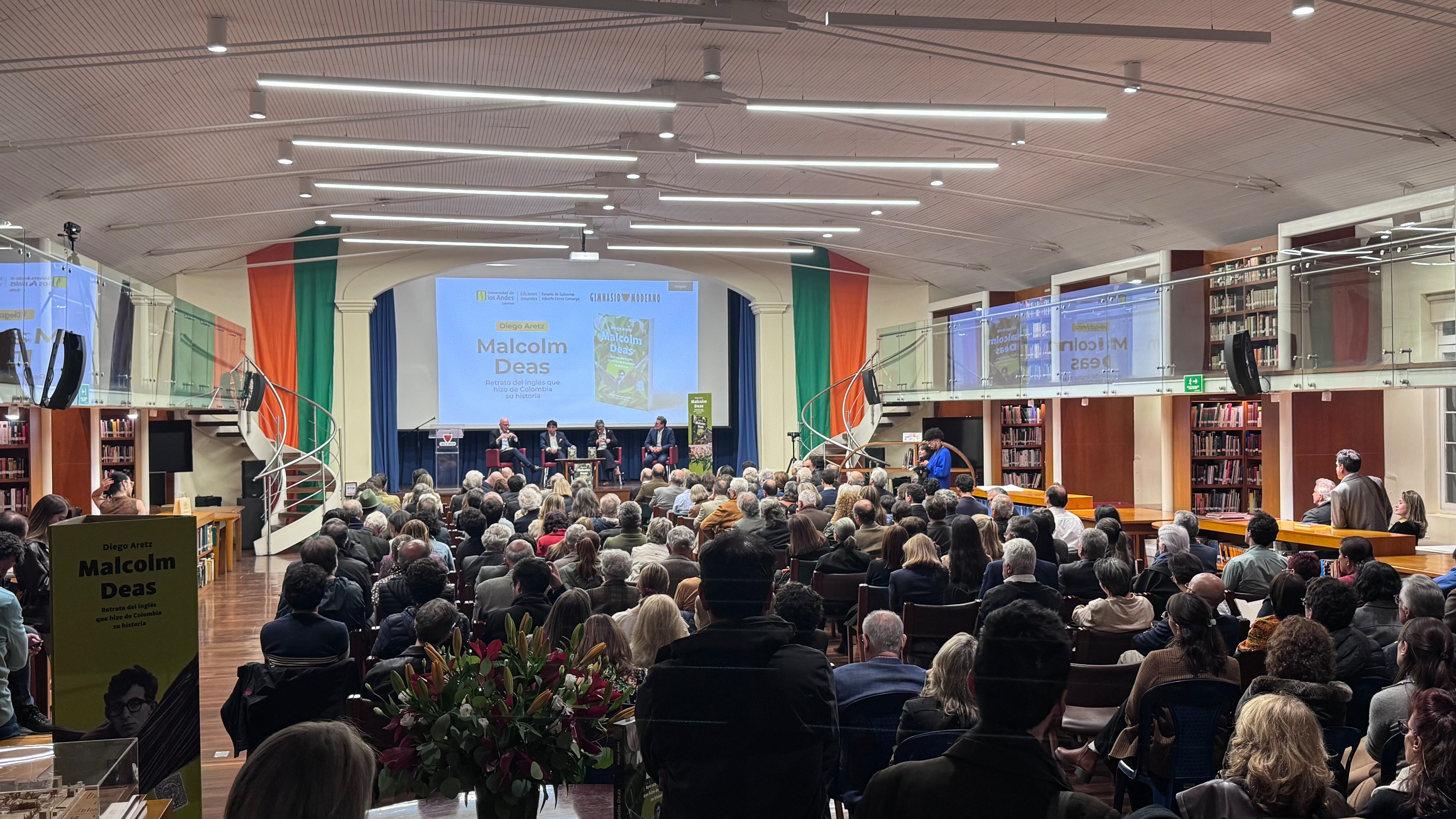 El libro cuenta con un prólogo escrito por el premio Nobel de Economía James A. Robinson, quien dialoga con las ideas sobre instituciones y desarrollo que el historiador planteó durante décadas. | Foto: Caracol Radio - Juan Camilo Paiba