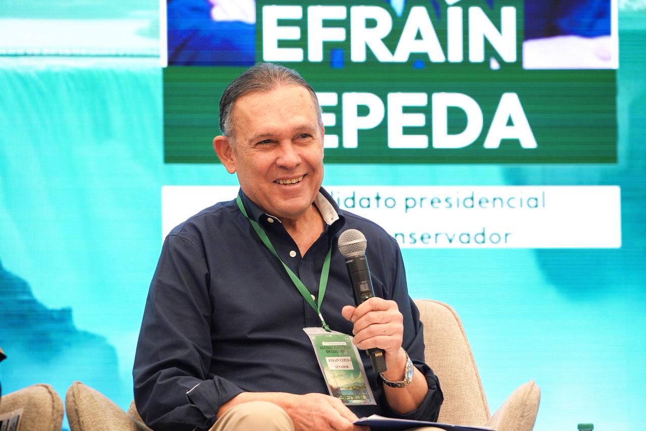 El senador durante su intervención en el foro sobre los desafíos del sector eléctrico en Colombia. | Foto: Caracol Radio