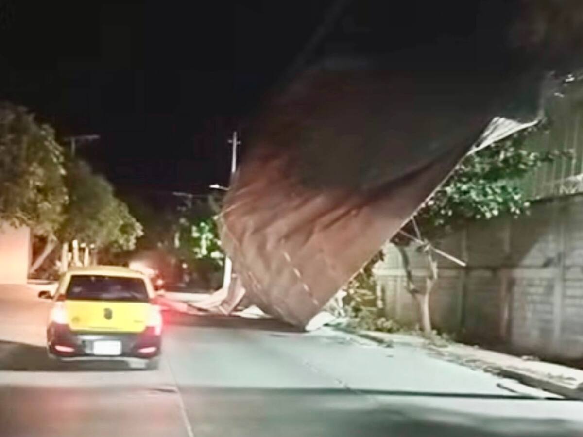 Ráfagas de vientos provocan caída de techo de bodega de almacenamiento en Los Almendros, Santa Marta