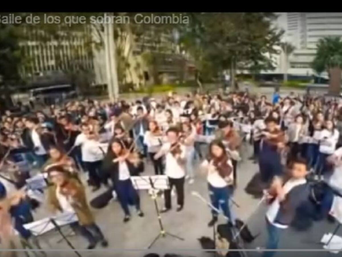 Estudiantes protestan al ritmo de “El baile de los que sobran”