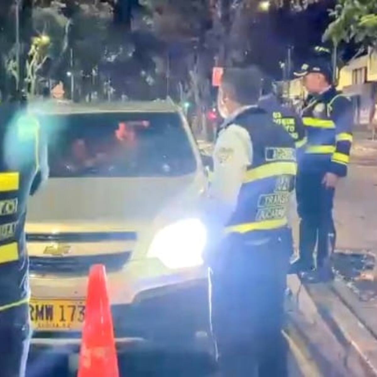 VIDEO: Conductor arrolló al director de tránsito y a varios agentes