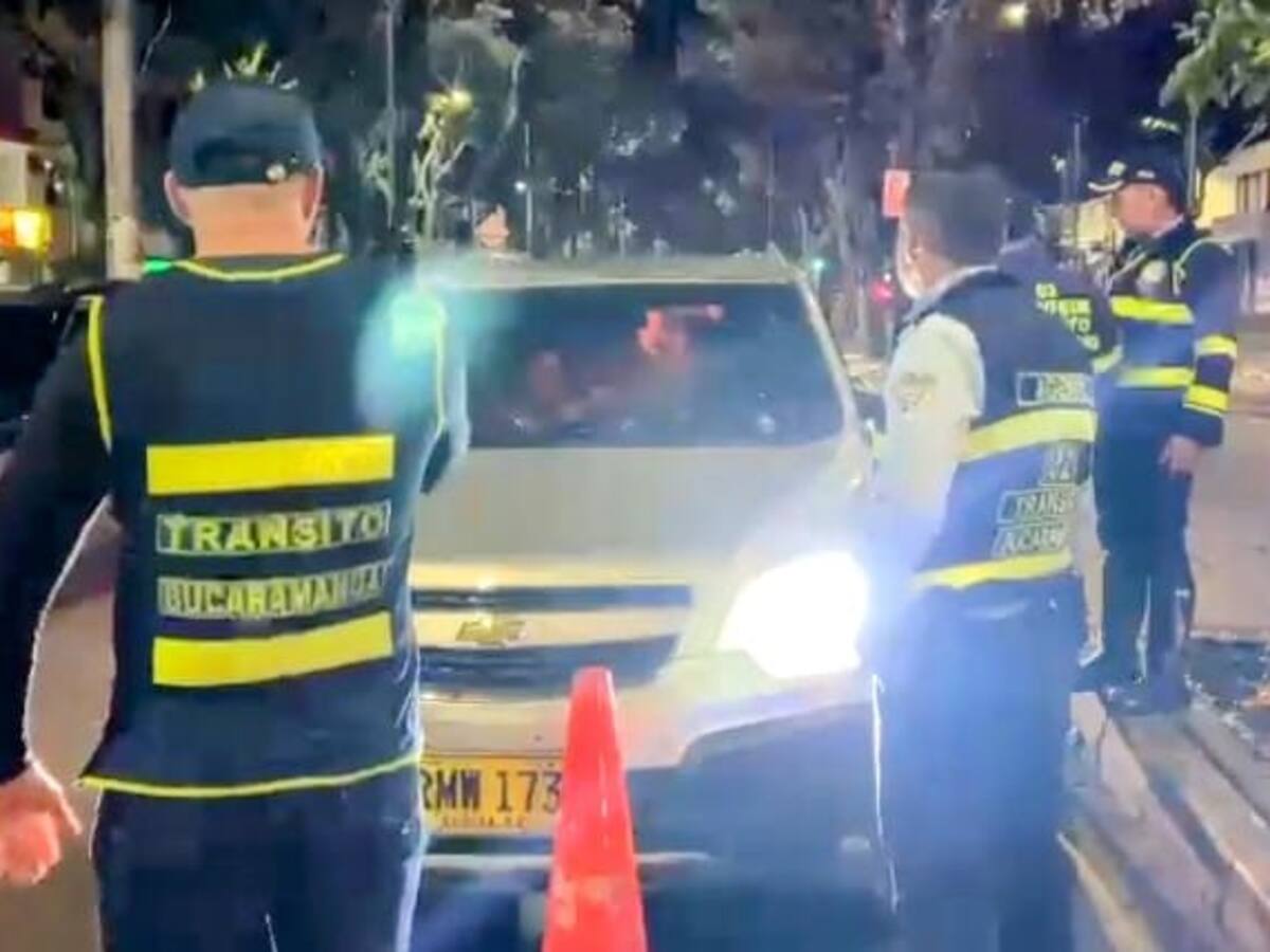 VIDEO: Conductor arrolló al director de tránsito y a varios agentes