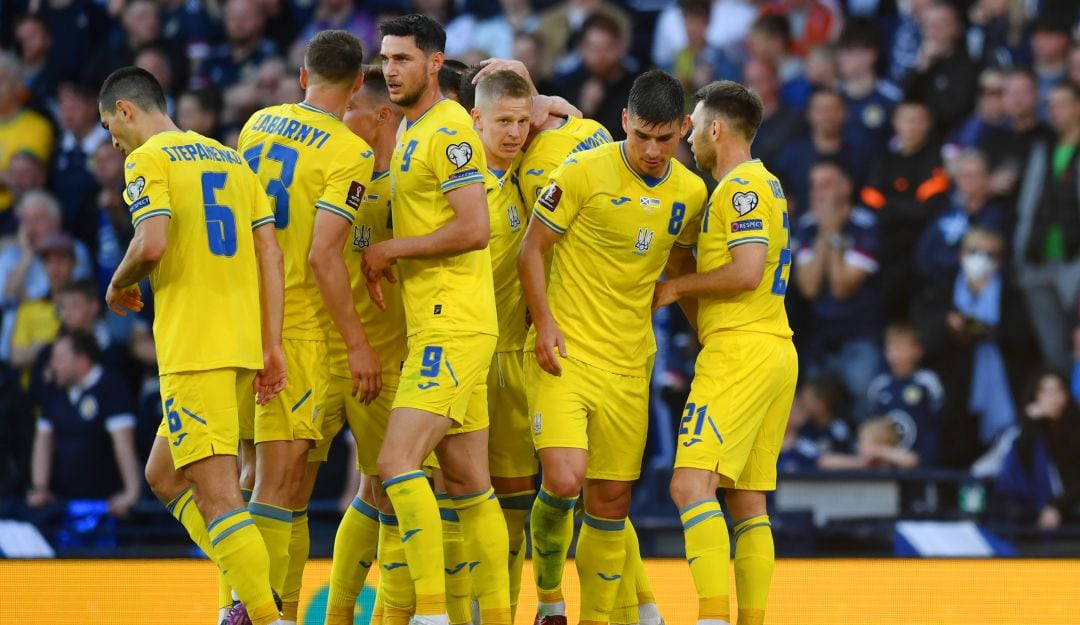 Los jugadores de Ucrania celebran uno de los tres goles ante Escocia.