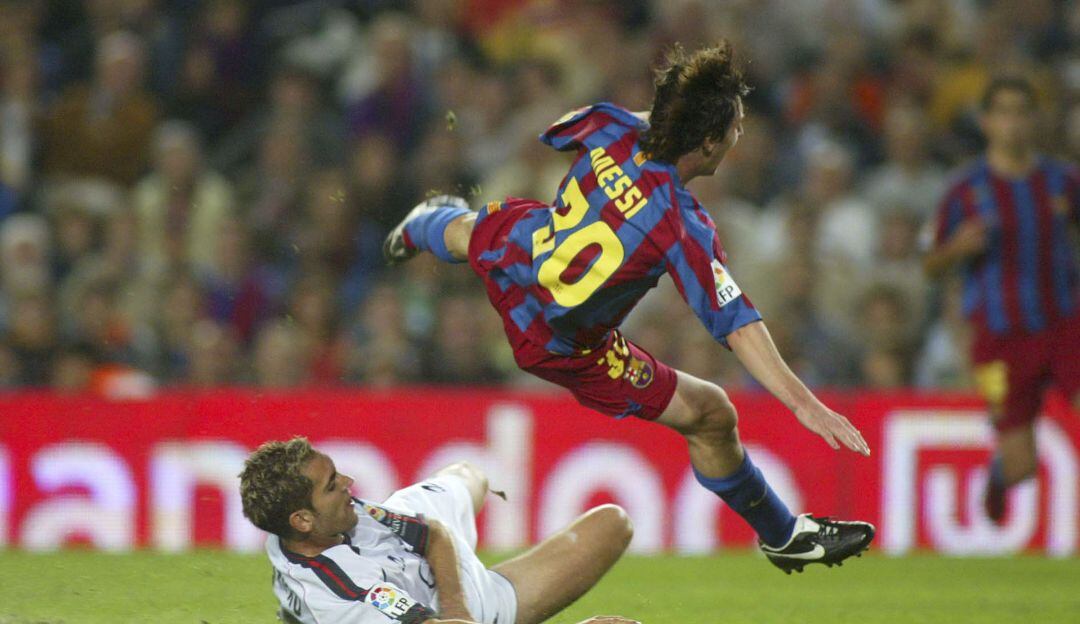 Lionel Messi con el Barcelona ante el Osasuna en 2005