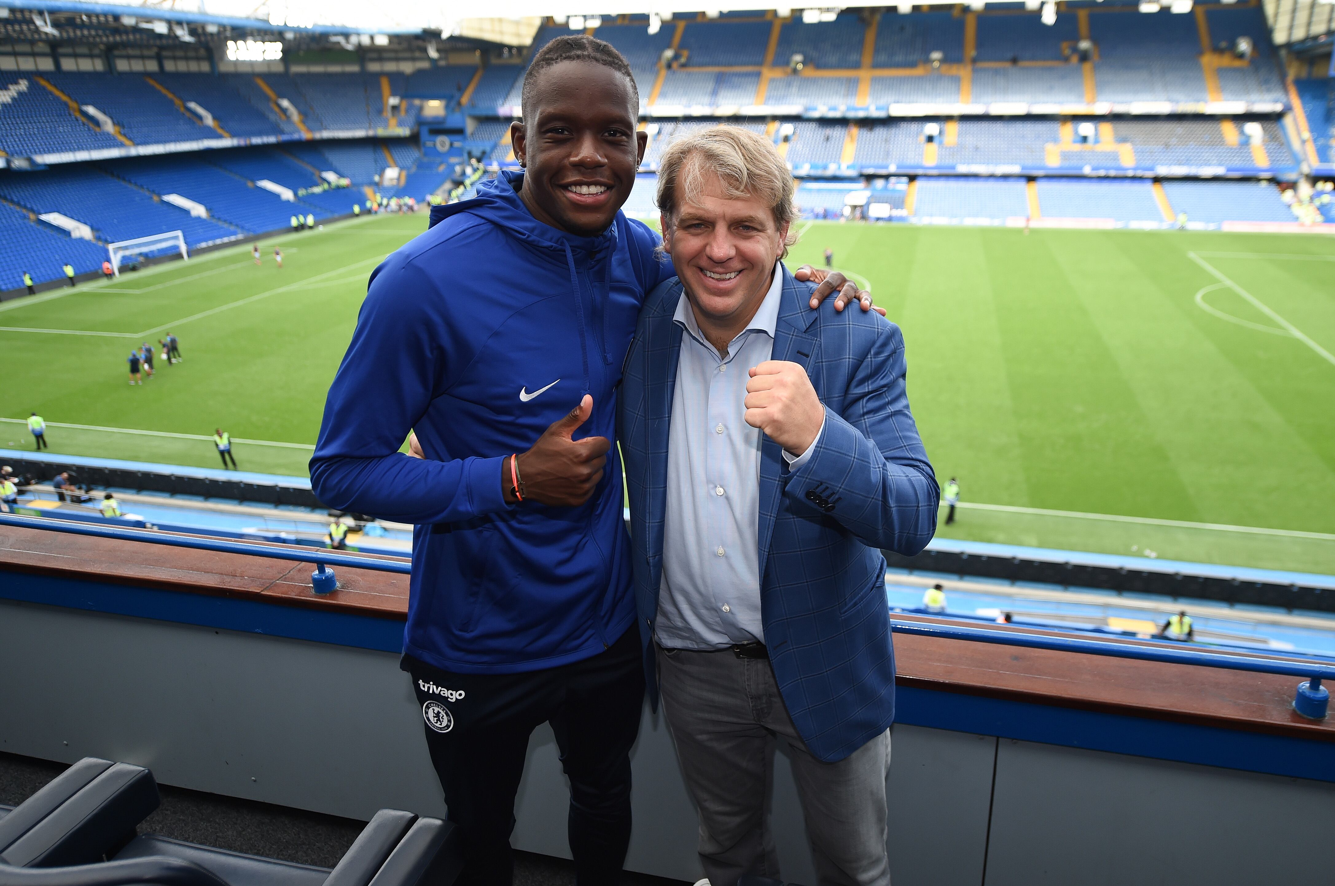 El volante Denis Zakaria junto a Todd Boehly en Chelsea. (Photo by Harriet Lander - Chelsea FC/Chelsea FC via Getty Images)