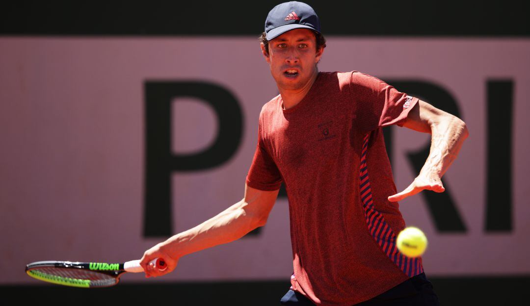 Daniel Galán durante su juego por primera ronda del cuadro principal de Roland Garros.