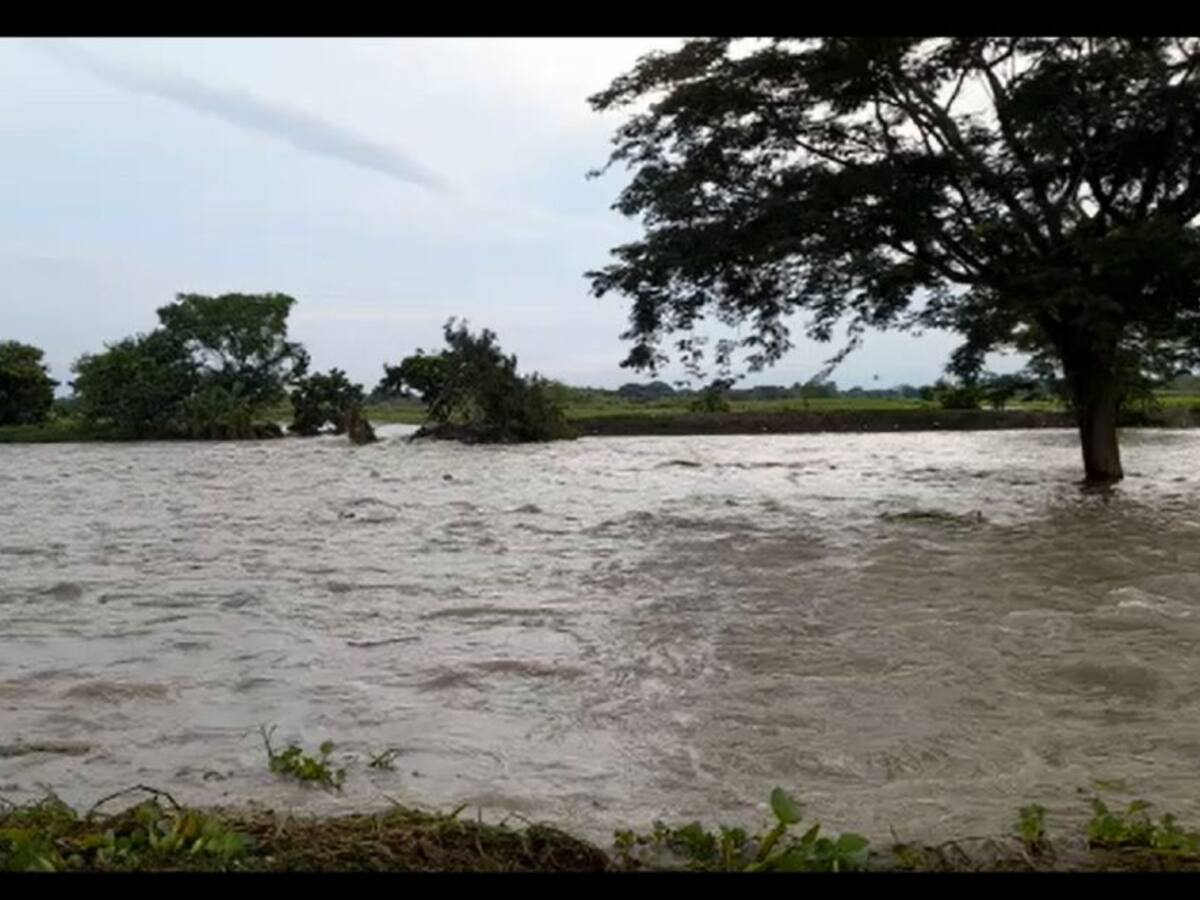 En Guaranda controlan una boca o chorro y la corriente rompe por otro lado