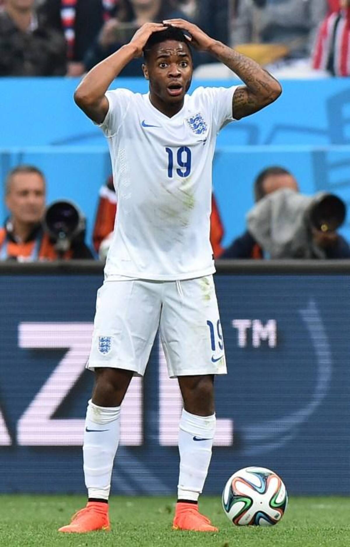 Los goles uruguayos los marcó Luis Suárez (2) mientras que Wayne Rooney anotó para los de Hodgson.