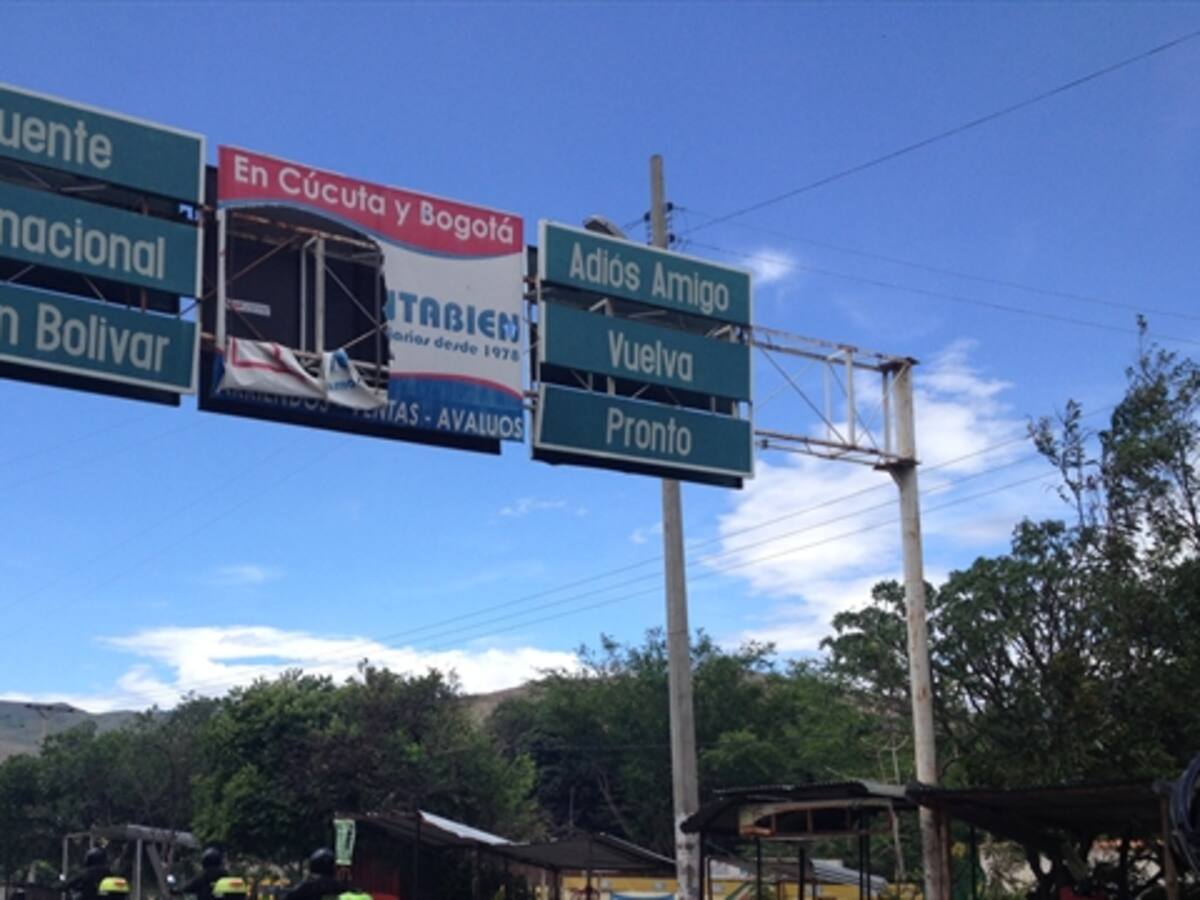 Canciller Holguín insiste a Venezuela en inconveniencia de cerrar frontera