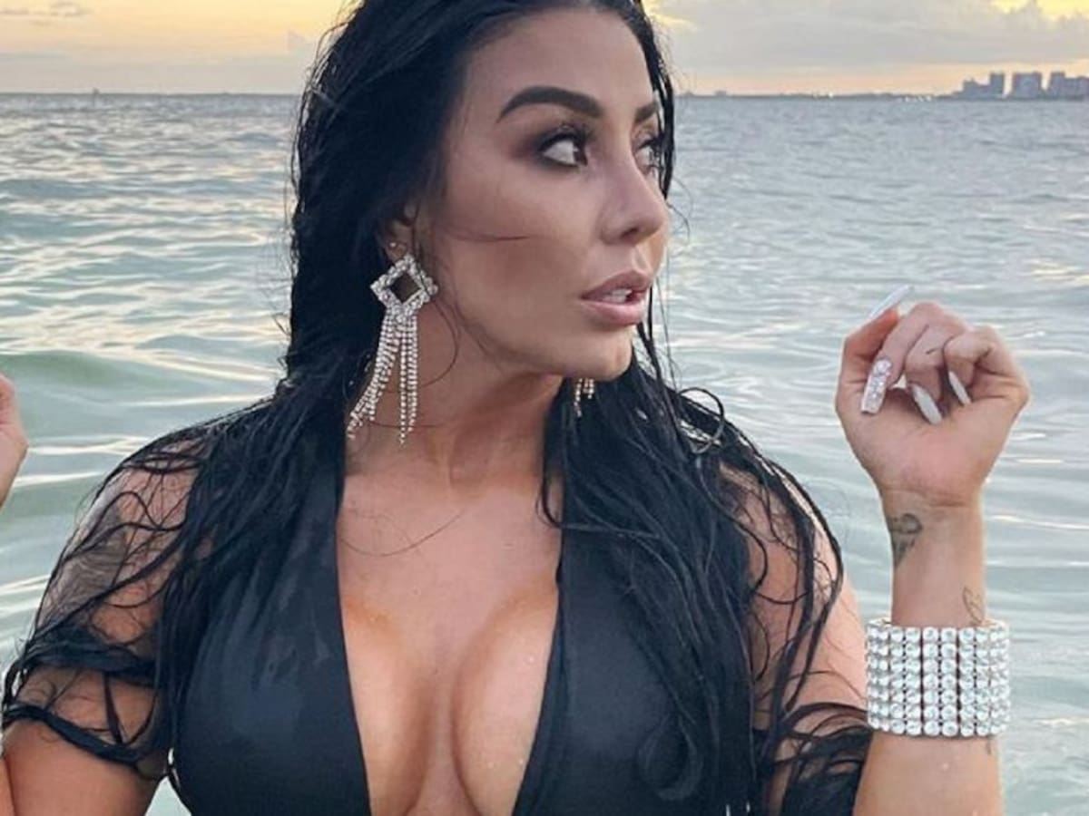 "Vaporosa vestimenta", le dicen a la DJ Marcela Reyes por esta foto
