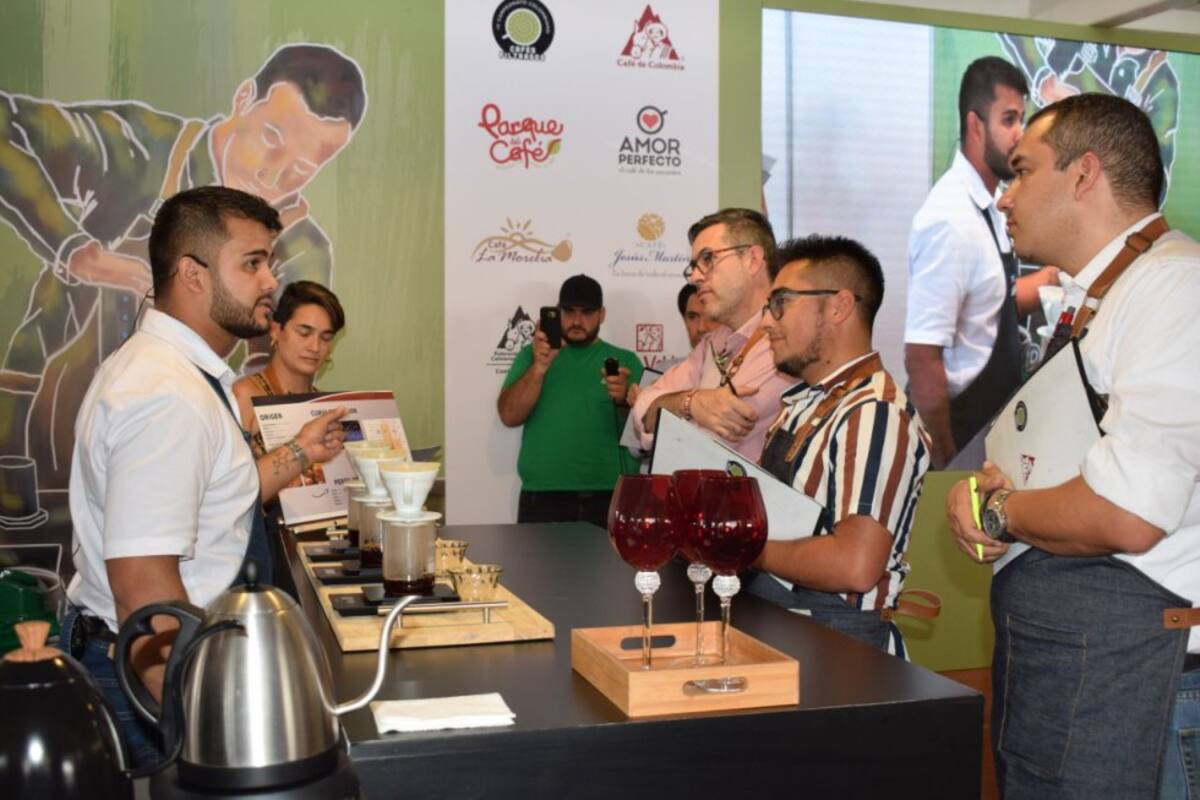 Los jurados evalúan la calidad del café preparado con filtro por los baristas