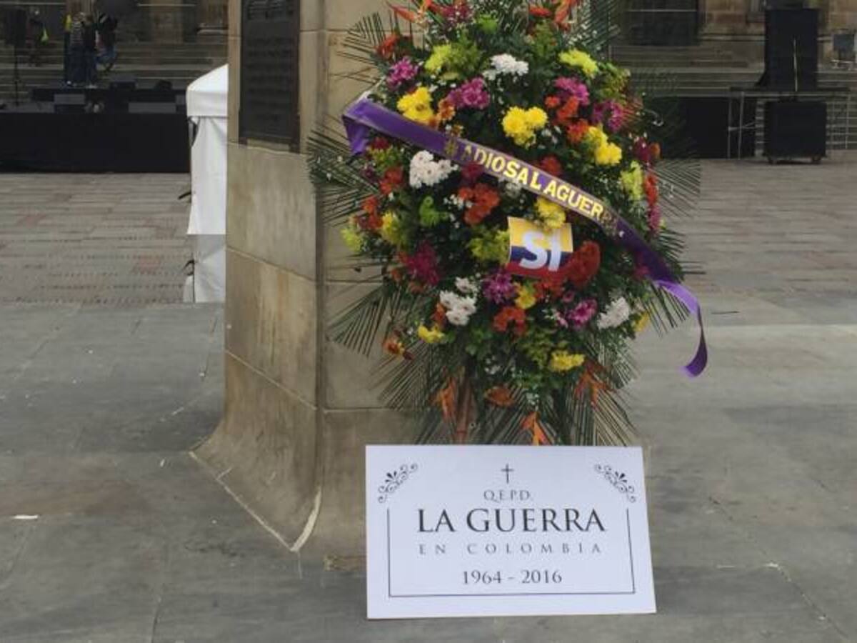 Ciudadanía expectante en la Plaza de Bolívar de Bogotá por anuncios de paz