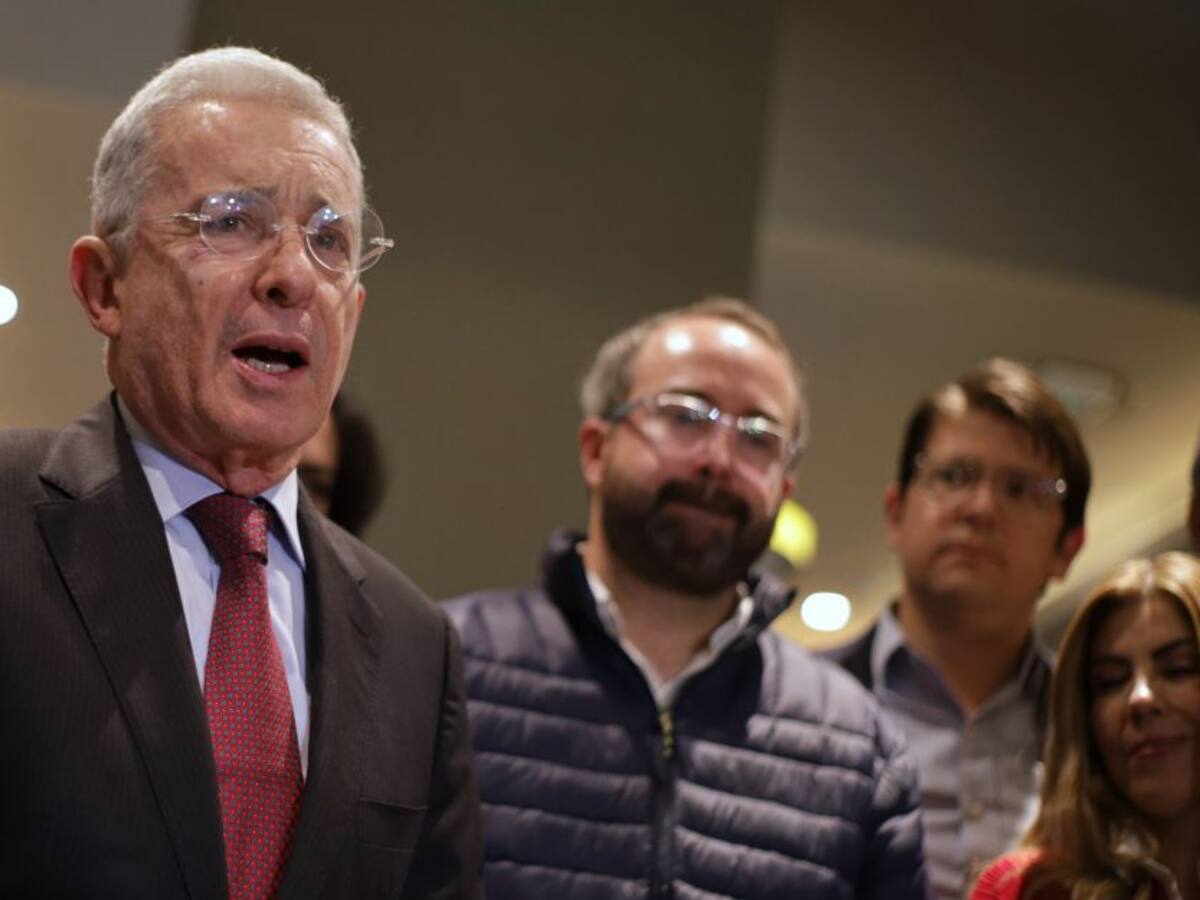 Álvaro Uribe cuestiona afán por la reforma tributaria