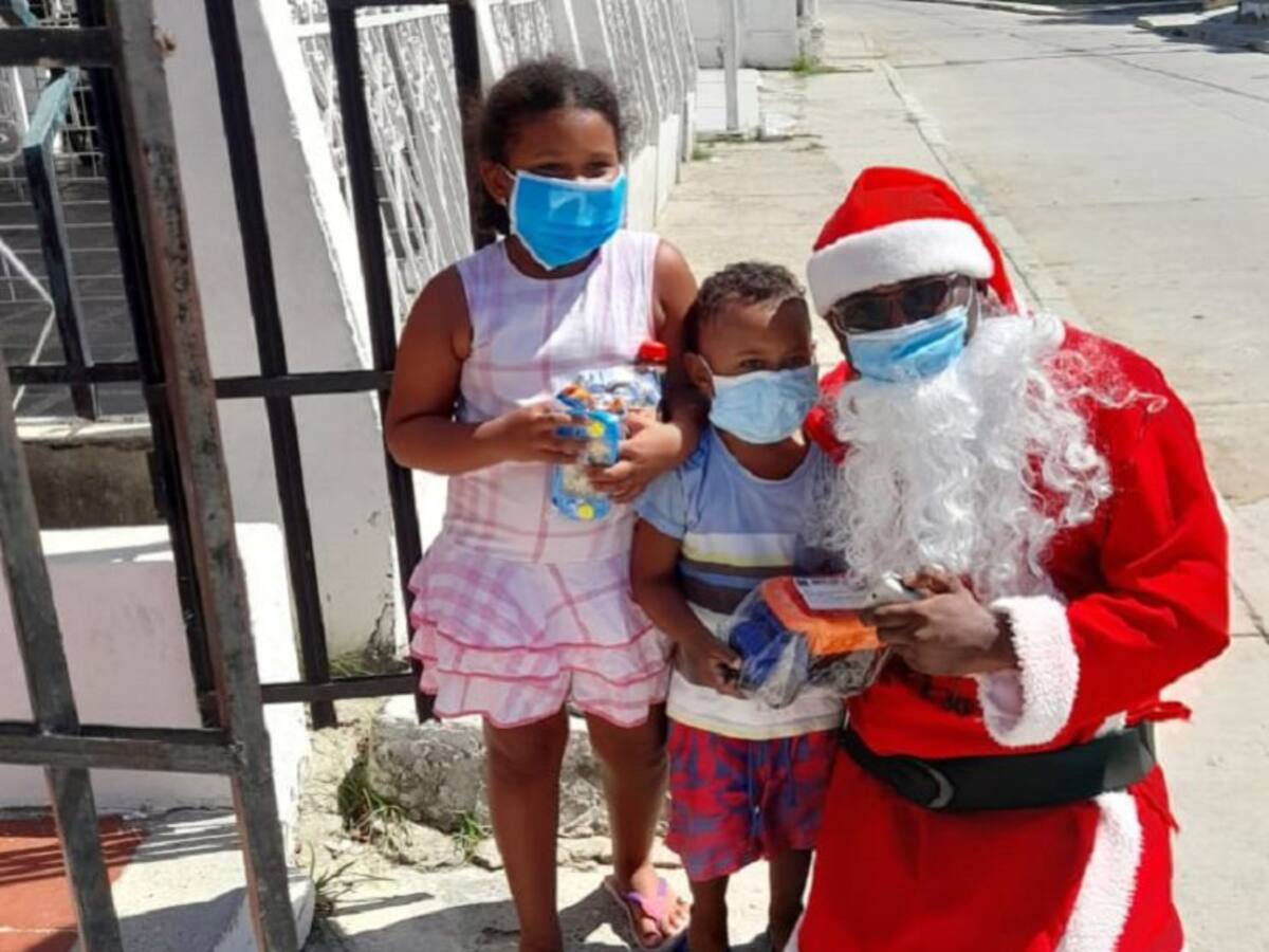 Profesor cartagenero entregó 600 regalos en el barrio San Francisco