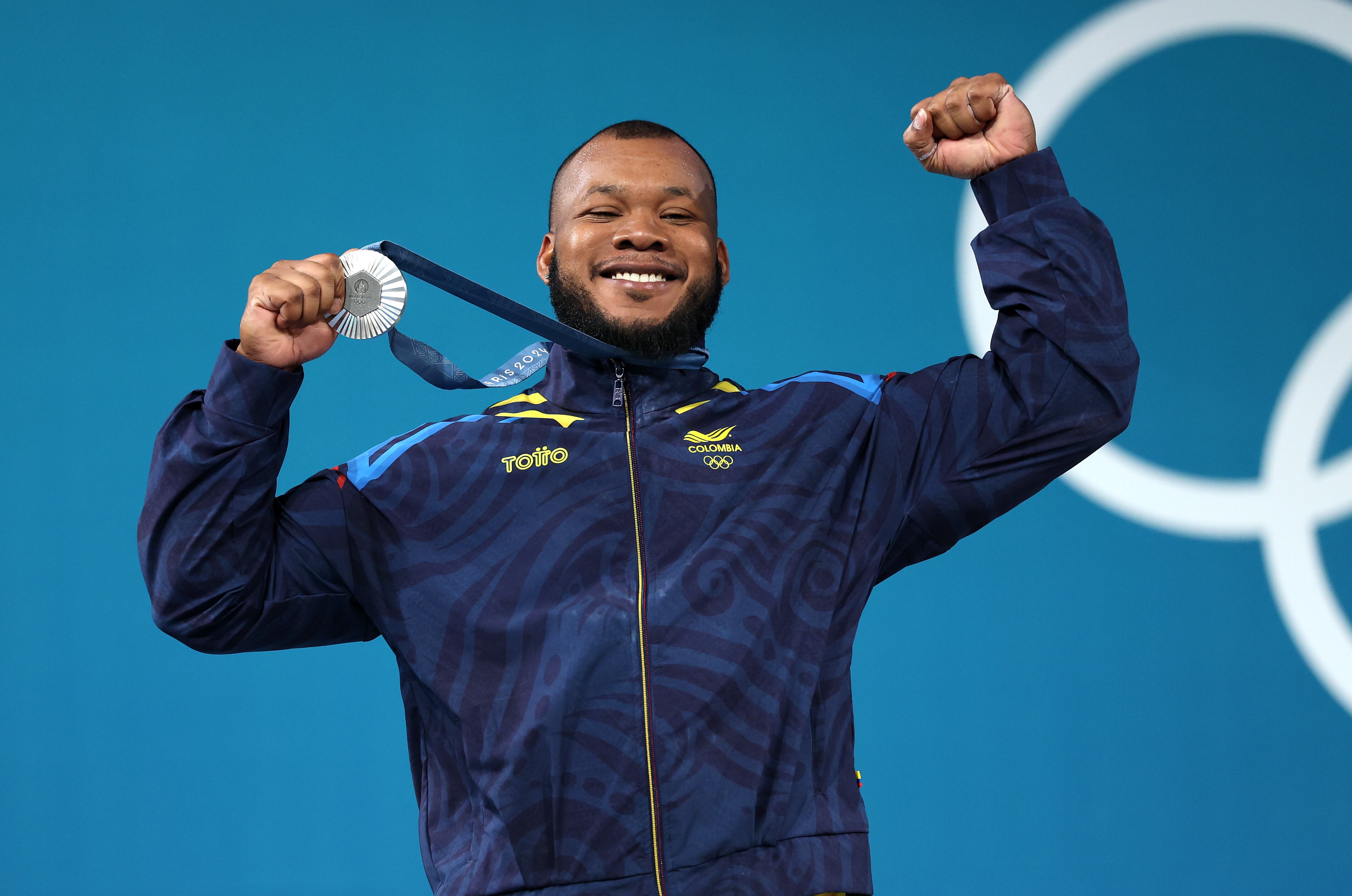 Yeison López festeja con su medalla de plata ganada en París 2024. (Photo by Lars Baron/Getty Images)